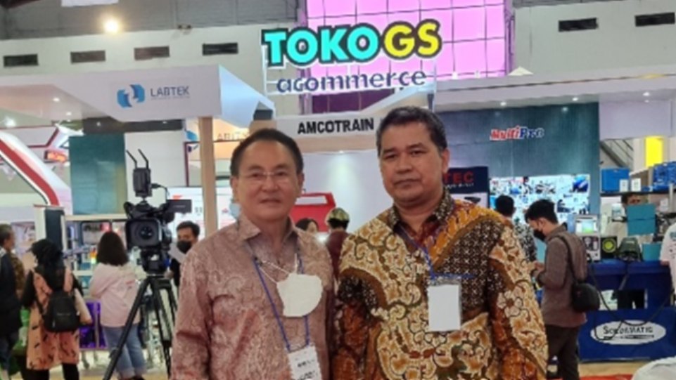 Foto 1 - President Director Multi Group Roger Tjakradisurya (kiri) saat hadiri Apkasi Procurement Network (APN) 2022. (Dok. Istimewa).jpg